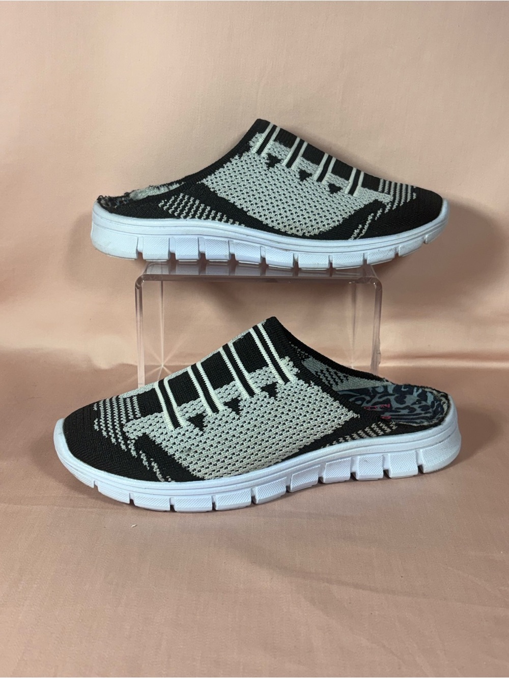 Skechers Women's Relaxed Fit Black/Light Gray/White Slip On Mules Size 5 - 5.5